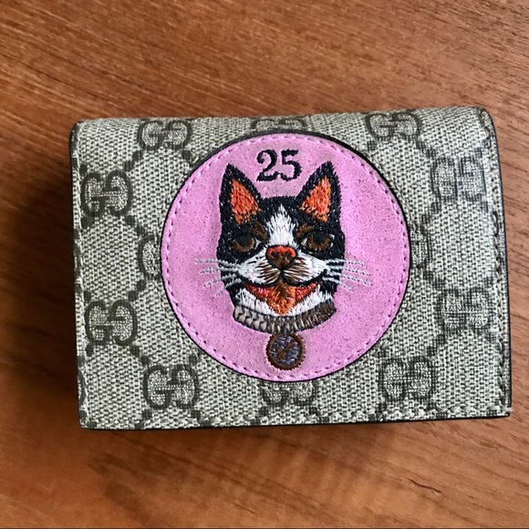 gucci wallet dog